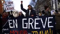 Manifestants amb una pancarta amb la frase ‘En vaga per no morir a la feina’, avui a París