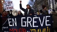 Uns manifestants criden eslògans contra la reforma de les pensions impulsada pel govern francès, durant la marxa d’ahir a París