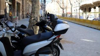 Diverses motos aparcades al tram pacificat del carrer Girona entre la Gran Via i Diputació de Barcelona