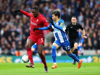 Mitoma lluita per una pilota amb el central ’red’ Konaté