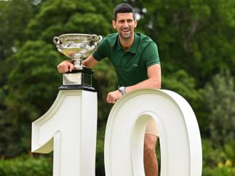 Djokovic, amb el trofeu i un número 10, ahir a Melbourne, en la clàssica sessió del dia després