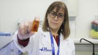 Maria Josep Cabañas mostra un blíster amb un medicament imprès en forma de gominola