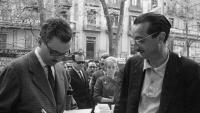 Josep Maria Espinàs i Joan Fuster el dia de Sant Jordi del 1965