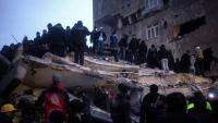 Personal del servei d’emergències turc i civils cerquen supervivents on s’ha esfondrat un edifici a Diyarbakir, Turquia