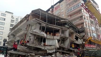 Un edifici destrossat a causa del primer sisme a Turquia
