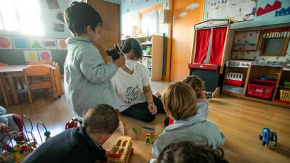 Nens i nenes juguen a la llar d’infants Cel Blau2, a Girona