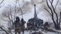 Soldats russos disparen un canó a la regió de Donetsk