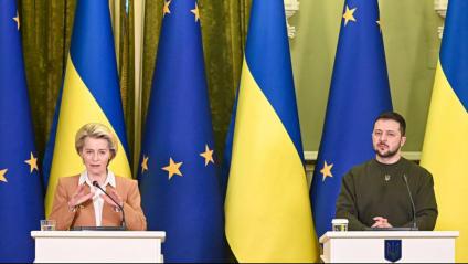 Imatge d’arxiu de la presidenta de la Comissió Europea, Ursula von der Leyen, i el president d’Ucraïna, Volodímir Zelenski, en una compareixença conjunta durant una visita de la primera a Ucraïna