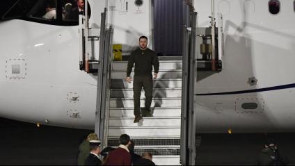 El president Zelenski baixant de l’avió que l’ha traslladat des de Londres a París