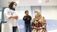 Un dels sis nens bombolla diagnosticats amb la seva mare i la seva doctora