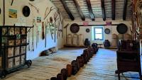 Un espai de la masia El Colomer, amb diversos mobles i estris que també transmeten la història rural catalana