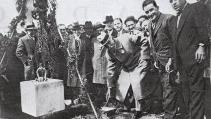 Acte de col·locació de la primera pedra de l'escola del Bosc de Can Rull de Sabadell, amb el president Macià i l'alcalde Ribé