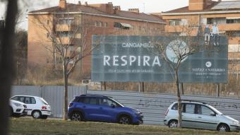 Imatge d’un cartell d’una nova promoció d’habitatges a Sabadell