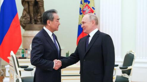Vladímir Putin estreny la mà al director de l’Oficina de la Comissió Central d’Afers Exteriors de la Xina, Wang Yi, durant la seva reunió al Kremlin el 22 de febrer passat