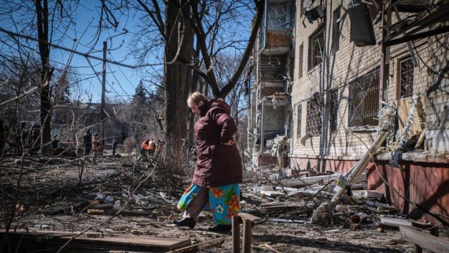 <b>Una dona passa</b> davant  les runes d’un edifici residencial, danyat per un atac amb míssils russos a Kramatorsk,  a la regió de Donetsk