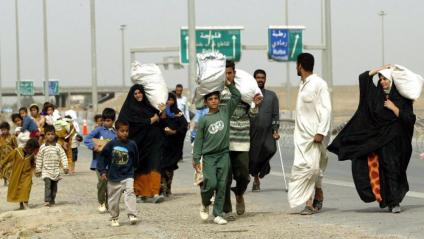 Iraquians abandonant Fal·luja després d’un atemptat el 29 d’abril del 2004