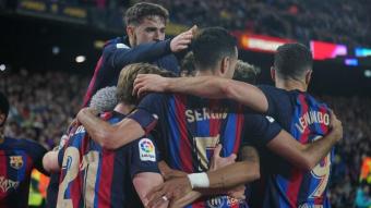 Eufòria entre els jugadors del Barça després del gol de Kessie