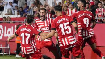 Els jugadors del Girona fan una pinya per celebrar un dels gols que han fet aquesta temporada