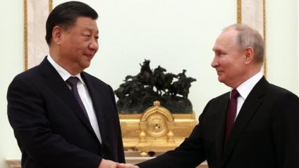 Xi Jinping i Vladímir Putin, es donen la mà, ahir al Kremlin, durant la primera jornada de la visita oficial de tres dies del president xinès a Moscou