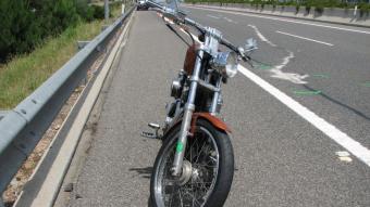 Motocicleta aturada a la carretera per un accident