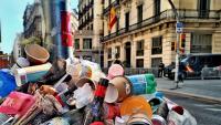 Acumulació de deixalles a Via Laietana, davant la prefectura