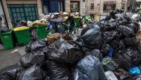 Un carrer de París ple de bosses d’escombraries , per recollir després de dues setmanes de vaga per la reforma de les pensions