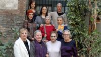 Un grup de les dones que apareixen al llibre ‘Torturades’ amb la seva autora, Gemma Pasqual i Escrivà, a la seu de Comanegra