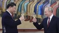 Xi i Putin brindant durant una recepció al Palau de les Facetes del Kremlin, ahir