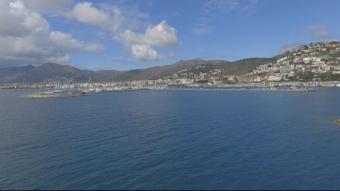 El port de Roses, des del mar, a vista de dron.