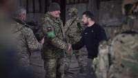 Zelenski saluda un militar, durant la visita les posicions avançades de l’exèrcit ucraïnès a la zona de Bakhmut, aquest dimecres