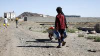 Diverses persones transporten bidons d’aigua als afores de Sanà, al Iemen