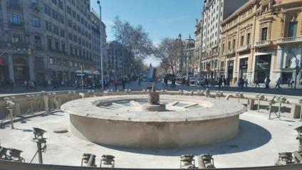 La gran font ornamental que hi ha a la confluència de la Gran Via amb el passeig de Gràcia, sense aigua, símbol de l’impacte de la sequera a Barcelona
