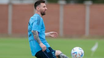 Leo Messi entrenant-se amb la selecció argentina. Com a capità de l’‘albiceleste’, el 10 ha ofert aquesta matinada el trofeu de campions del món a l’afició argentina, en el partit amistós disputat contra el Panamà a l’estadi Monumental de Buenos Aires