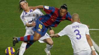 Ronaldinho , entrat amb duresa per Ramos davant l’atenta mirada de Pepe, el 2017