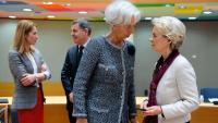 La presidenta del BCE, Christine Lagarde, conversant amb la presidenta de la Comissió Europea, Ursula Von der Leyen, amb la primera ministra d’Estònia, Kaja Kallas, i el president de l’Eurogrup, Paschal Donohoe, de fons