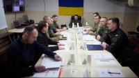 Imatge del president Volodímir Zelenski –presidint la taula– durant una reunió de coordinació amb els responsables militars de la regió de Kherson que va visitar ahir