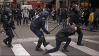Un policia colpeja un manifestant contra la reforma de les pensions a París