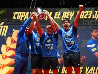 Els jugadors de l’Asisa Borges Vall aixequen el trofeu de campions