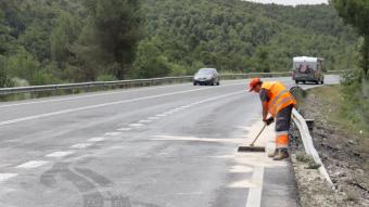 Operari netejant la carretera després d’un accident, l’any passat