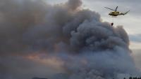 Un helicòpter sobrevola l’incendi a Vilanova de Viver, a Castelló, tocant a Terol