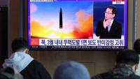 Un grup de gent mira en una pantalla de televisió d’una estació de Seül (Corea del Sud,la notícia del llançament dels míssils nord-coreans