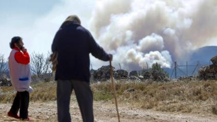 Dos veïns de Vilanova de la Reina miren el fum de l’incendi forestal de Castelló