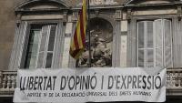 Una pancarta al balcó de la Generalitat reclamant la llibertat d’expressió.