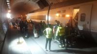 Moment de l’evacuació de passatgers del tren aturat en un túnel de Sants