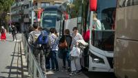 Viatgers afectats per la supressió de l’AVE, arribant en autobús a Girona, aquest dimarts.