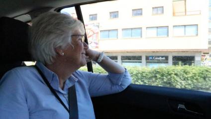 Clara Ponsatí viatja en cotxe després de passar la frontera francoespanyola