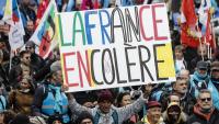 Un manifestant, amb un cartell amb la frase “França enfadada”, en la mobilització de dilluns a París