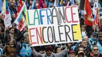 Un manifestant amb un cartell amb la frase ‘França enfadada’ ahir a la mobilització a París contra la reforma de les pensions
