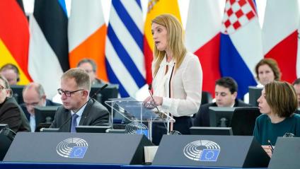 La presidenta del Parlament Europeu, Roberta Metsola, durant la seva intervenció davant els eurodiputats per referir-se a la polèmica dels suborns a membres de l’Eurocambra per part de Qatar