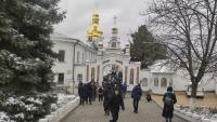 Milers d’ucraïnesos han acudit aquest dimecres al Monestir de les Coves de Kíiv a expressar el seu suport als monjos i popes de l’Església Ortodoxa Ucraïnesa subordinada canònicament al Patriarcat de Moscou
